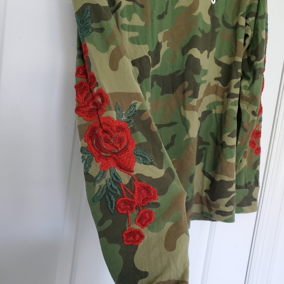 3for$25 YRLA Young and Reckless camo long sleeve rose embroidered shirt flowers - Picture 3 of 7